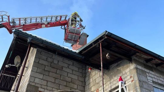 Ogień trawił poddasze domu – szybka akcja strażaków w Starej Kiszewie