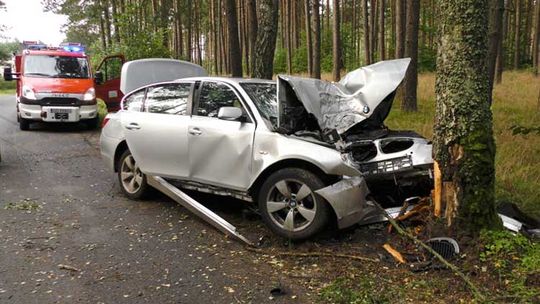 Olpuch. Bmw uderzyło w drzewo