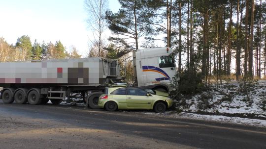 Olpuch. Renault wjechał pod koła ciężarówki