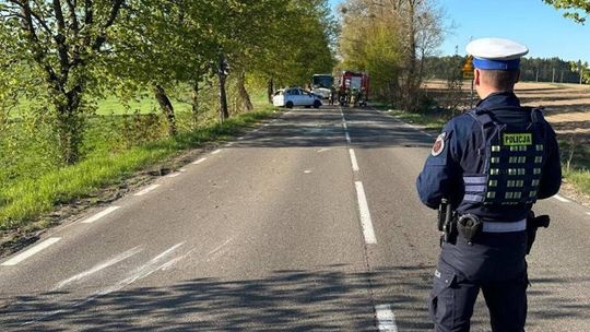 Opel dachował na DW 235. Kobieta była kompletnie pijana