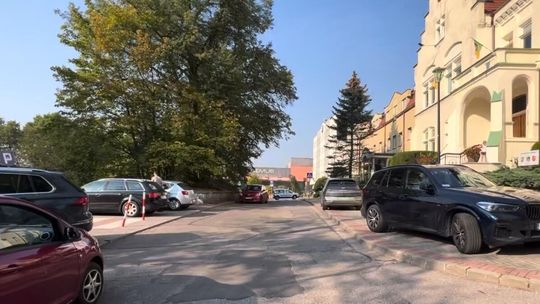Parking przed starostwem do poprawy? Radni domagają się zmian