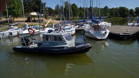 Patrole policji na wdzydzkich jeziorach