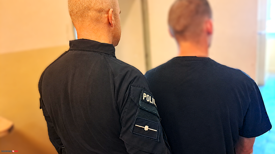 Perfumy za ponad 13 tys. zł zniknęły ze sklepów w Kościerzynie. 32-latek z zarzutami