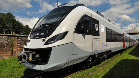 Pięć nowoczesnych pociągów dla Pomorza. Samorząd podpisał umowę z Newagiem