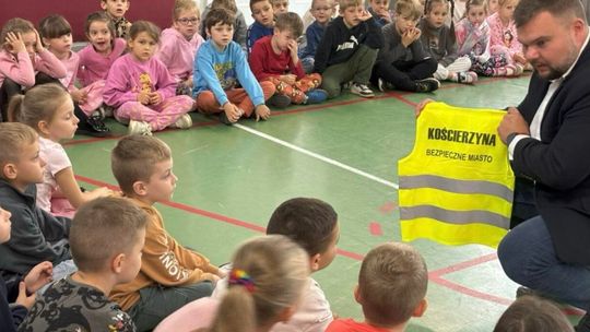 Pierwszoklasiści z Kościerzyny otrzymali kamizelki odblaskowe w ramach programu "Kościerzyna Bezpieczne Miasto"