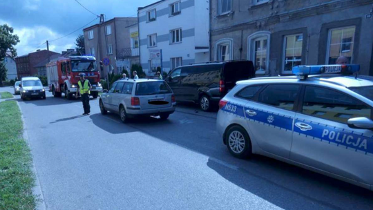 Pies wciągnął chłopca pod koła samochodu