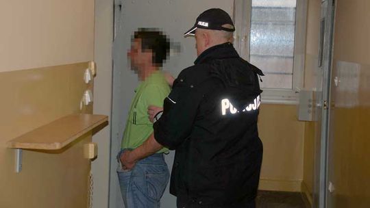 Pijani i agresywni. Zaatakowali policjantów