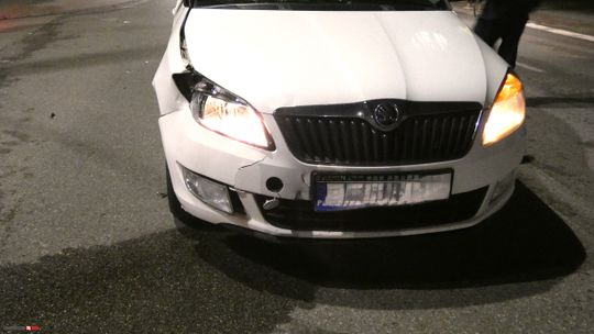 Pijany 16-latek na hulajnodze wjechał w bok Skody. On i pasażerka w szpitalu