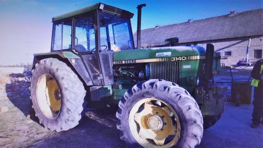 Pijany kierowca uderzył ciągnikiem w drzewo