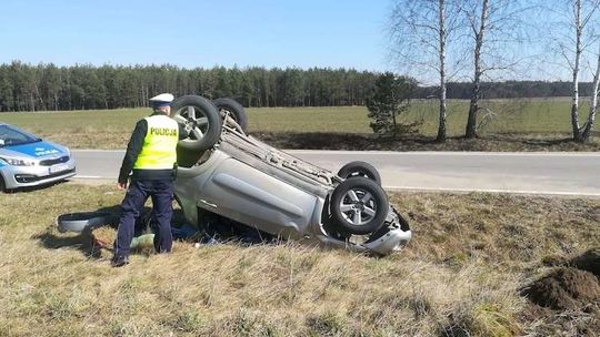 Pijany kierowca z zakazem dachował na polu
