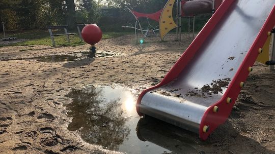 Plac zabaw tonie w wodzie