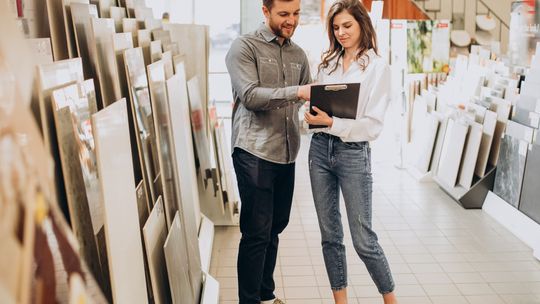 Płytki ceramiczne w nowoczesnym wnętrzu – jak je wykorzystać?