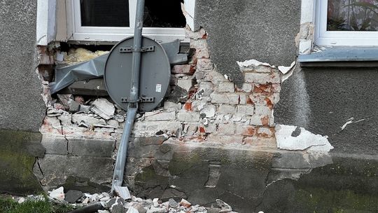 Pojazd ciężarowy wjechał w budynek w Kościerzynie