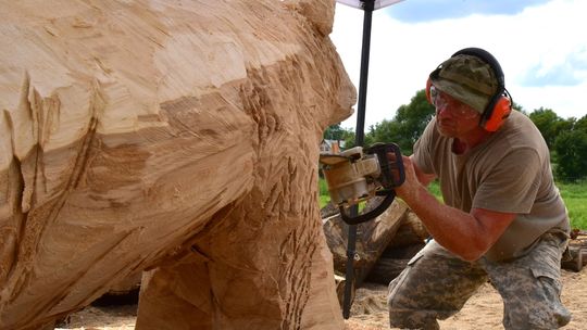 Pokaz rzeźby w drewnie na Rynku