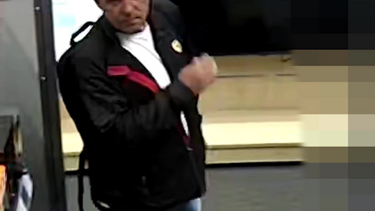 Policja prosi o pomoc w ustaleniu sprawcy kradzieży w Kościerzynie