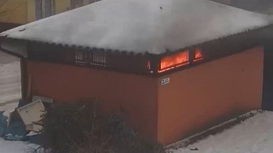 Potencjalna sprawczyni podpalenia śmietnika zgłosiła się na policję !