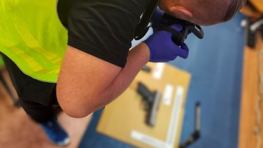 Policja zatrzymała uzbrojonego 35-latka – groził kobiecie i dzieciom