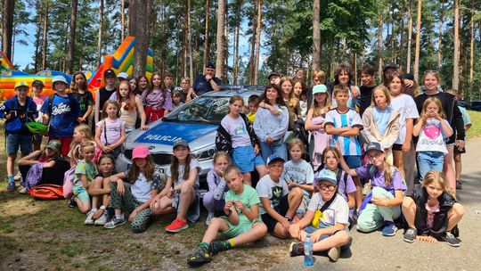 Policjanci dbają o bezpieczeństwo dzieci i młodzieży podczas wakacji
