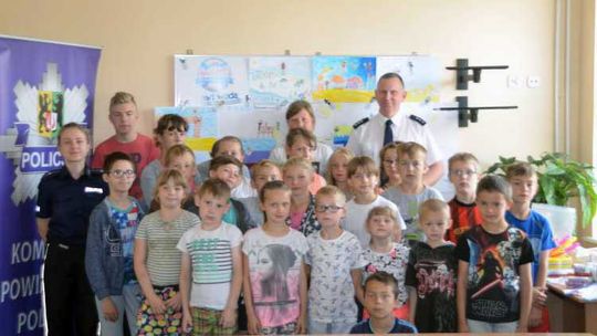 Policjanci podsumowali konkurs plastyczny "Bezpieczne wakacje"