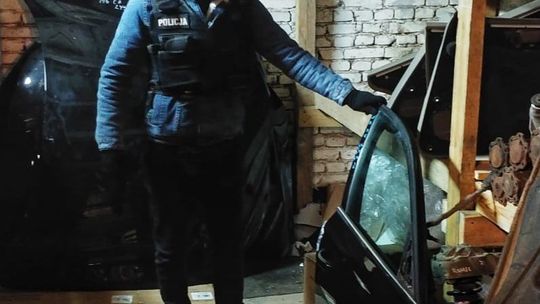 Policjanci rozbili grupę przestępczą zajmującą się kradzieżami samochodów