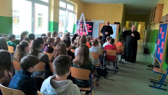 Policjanci spotkali się z uczniami podczas rekolekcji wielkopostnych
