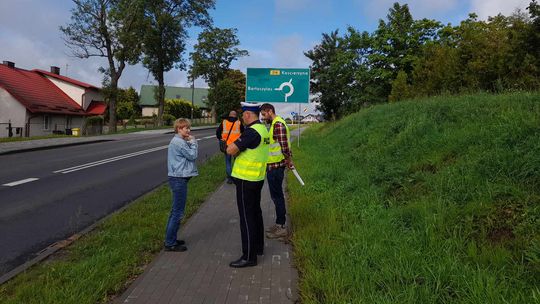 Policjanci z Kościerzyny uczestniczyli w odbiorze nowego ronda w Starej Kiszewie