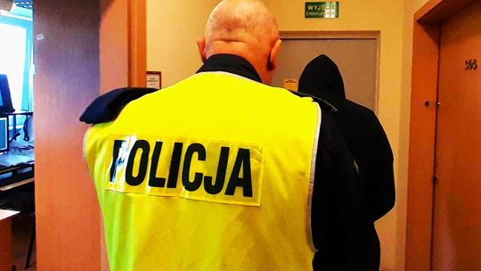 Policjanci zatrzymali mężczyznę, który zniszczył domofon