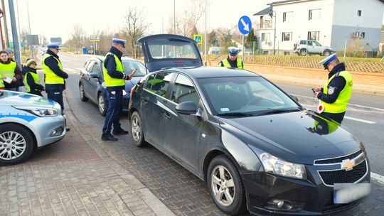 Policjanci zatrzymywali kierowców i wręczali...upominki
