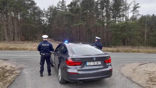 Policyjna akcja „Prędkość” – nocne kontrole i brawura młodych kierowców