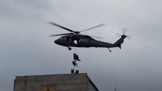 Policyjny Black Hawk nad Kościerzyną