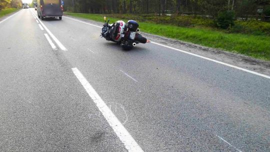 Poranny wypadek na DK20: Motocyklista w szpitalu po zderzeniu z busem