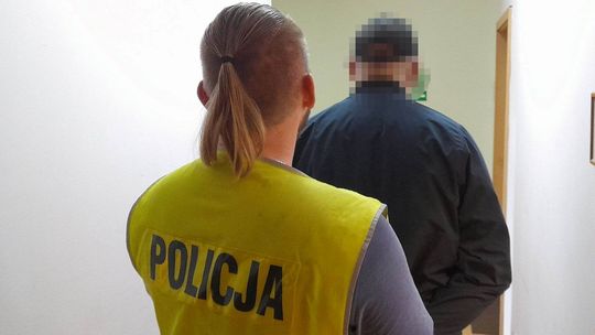 Poszukiwany mężczyzna ukrył się w kanapie