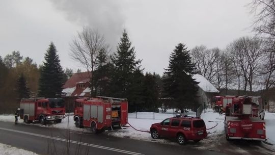 Pożar Leśniczówki w Wierzysku: 8 zastępów straży w akcji przez 2,5 godziny!