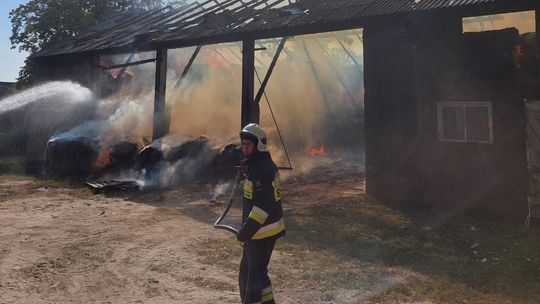 Pożar w Szponie: Straty sięgają 800 tysięcy złotych, strażak poszkodowany