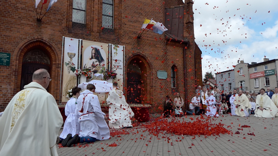 Procesja Bożego Ciała w Kościerzynie: tysiące wiernych na ulicach miasta