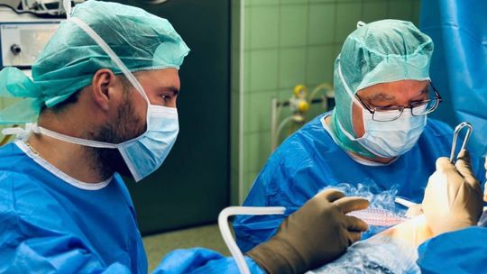 Przełom w kościerskim szpitalu: wszczepili protezę z drukarki 3D