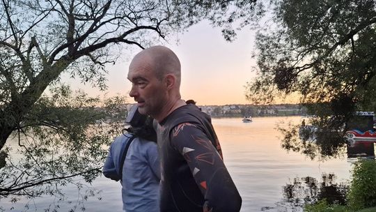 Przepłynął wpław najdłuższe naturalne jezioro w Polsce, by pomóc choremu Michałkowi
