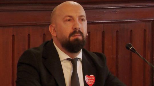 „Przepraszam” nie padło. Spór w Radzie Powiatu o Łukasza Przybylskiego