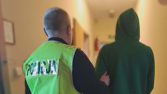 Recydywista uderzył w znak i radiowóz. Trafi za kraty