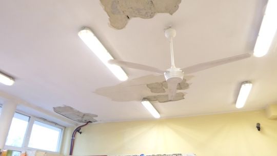 Remontując rozwalili sufit - Zaskakujący efekt prac na Os. Tysiąclecia