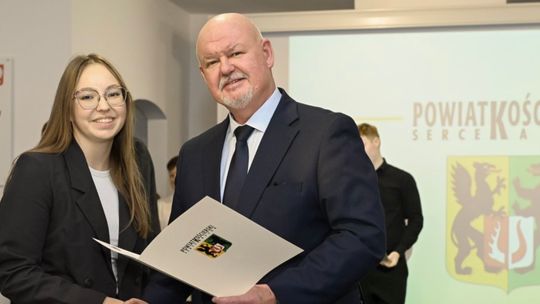Starosta Kościerski Grzegorz Zabrocki wręcza stypendia i nagrody najzdolniejszym uczniom podczas uroczystości w PZS nr 1 w Kościerzynie, 24 października 2025 roku