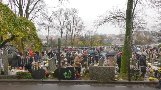 Rząd zamknął cmentarze