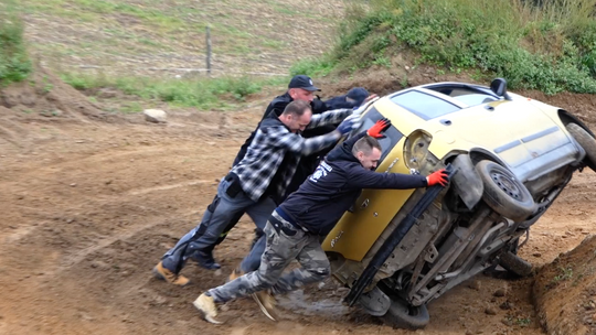 Samochodowe wraki ścigały się na torze Samochodowe wraki ścigały się na torze