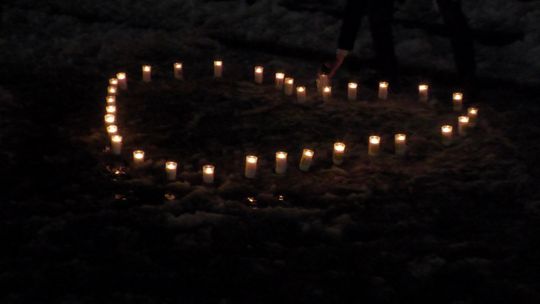 Serce z zniczy pod pomnikiem Wybickiego Serce z zniczy pod pomnikiem Wybickiego