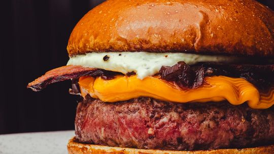 Sezonowanie wołowiny na sucho – czy warto dopłacać za burgera z antrykotu?