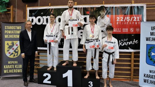 Siedem medali kościerskich karateków