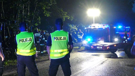 Skoda wylądowała w rowie na trasie Kościerzyna-Dziemiany