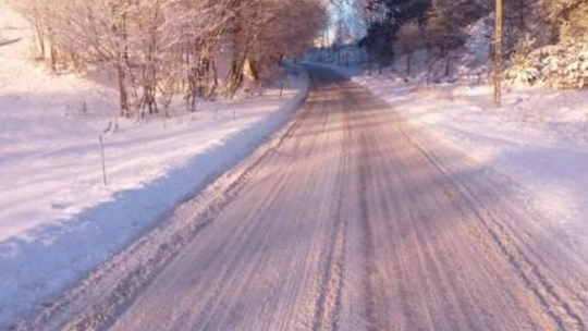 Skorzewo. Mieszkańcy przewracają się na oblodzonych chodnikach