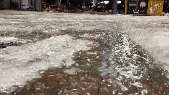 Śliskie drogi i chodniki. IMGW ostrzega mieszkańców