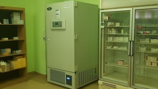 Specjalna zamrażarka do przechowywania szczepionek trafiła do kościerskiego szpitala